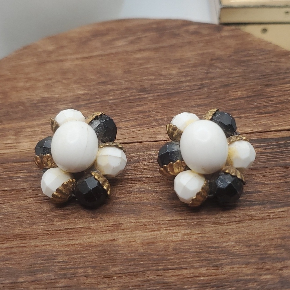 Classy elegance lady of the 80s vintage earrings puffy clip on E261